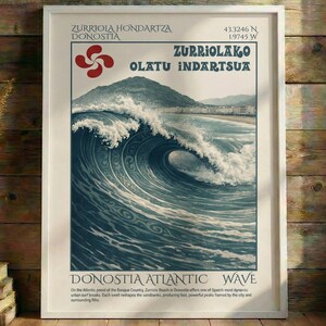 Könnte beinhalten: Ein gerahmter Kunstdruck mit einer stilisierten Darstellung einer großen Meereswelle. Das Kunstwerk mit dem Titel "Donostia Atlantic Wave" zeigt eine sich kräuselnde Welle in Blau- und Weißtönen, mit einem Berg und einer Küstenlinie im Hintergrund. Der Druck enthält Text auf Englisch und Baskisch.