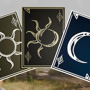 Puede incluir: Tres cartas de juego con diseños celestiales. Una carta presenta un sol radiante sobre un fondo oscuro, otra una luna creciente sobre un fondo azul y la tercera un sol radiante sobre un fondo más claro. Cada carta tiene un borde blanco.