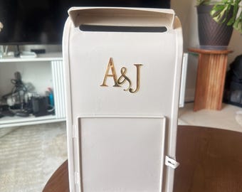 Doos trouwkaarten – aangepast monogram, handgeschilderd (beige)