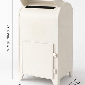 Op de afbeelding: Cr&egrave;mekleurige brievenbus met een gebogen bovenkant en een voordeur. De brievenbus is 39,5 cm hoog, 21 cm breed en 18,5 cm diep. Hij heeft een gleuf voor post aan de bovenkant en wordt ondersteund door vier kleine poten.