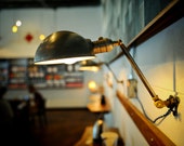 Lampe en acier et en laiton avec abat-jour en acier parabolique
