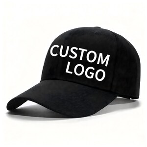 Könnte beinhalten: Schwarze Baseballkappe mit dem weißen Text "CUSTOM LOGO". Die Kappe hat einen gebogenen Schirm und eine strukturierte Krone. Hergestellt aus einem strukturierten Stoff.