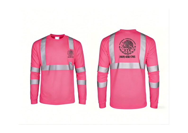 K&ouml;nnte beinhalten: Lang&auml;rmeliges, pinkfarbenes Arbeits-T-Shirt mit silbernen Reflexstreifen an &Auml;rmeln und Brust. Das Shirt hat einen Rundhalsausschnitt und ein Logo mit Telefonnummer auf der Vorder- und R&uuml;ckseite.