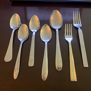 Vintage gemischtes Besteck Lot - 7 Teile - Art Deco, Azteken, Bambus & Airline Muster