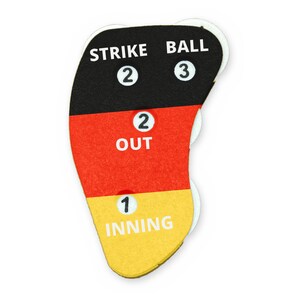 Può includere: Un indicatore per arbitro di baseball con un design a blocchi di colore nero, rosso e giallo. La sezione nera mostra STRIKE 2 e BALL 3. La sezione rossa mostra OUT 2. La sezione gialla mostra INNING 1. Il dispositivo ha quadranti bianchi.