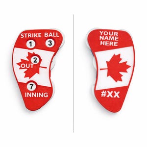 Peut inclure: Deux marqueurs de pointage de baseball rouges et blancs. L'un affiche "STRIKE BALL" et "OUT" avec des chiffres. L'autre a un motif de feuille d'érable et le texte "YOUR NAME HERE" et "#XX".