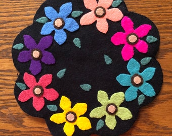 Estera de vela con apliques de lana hecha a mano, alfombra de centavo, estera de mesa de lana, flores multicolores sobre estera de vela negra