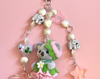 Ręcznie robiony brelok z motywem kaliko – Baby Strawberry Koala