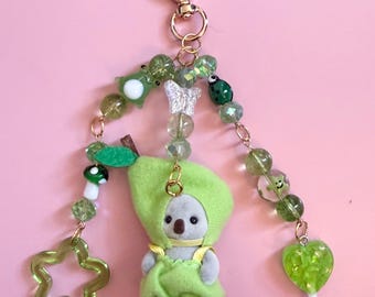 Ręcznie robiony brelok z kaliko-stworzeniami – owocowa gruszka koala
