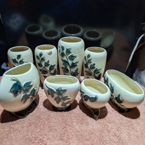 Seltenes 8-teiliges Royal Copley Ivy Kollektionsset, Vintage-Keramikvasen und -Pflanzgefäße aus der Mitte des 20. Jahrhunderts, Wohnaccessoires der 1950er Jahre, neuwertiger Zustand, sofort einsatzbereit