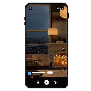 Op de afbeelding: Een smartphonescherm met een video-interface die een kamer toont met een open haard met warme lichtjes, een tafel, een lamp en een raam met uitzicht op een stadsskyline bij schemering, met sociale media-pictogrammen aan de rechterkant.