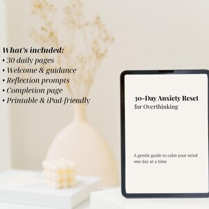Puede incluir: Una tableta digital muestra el texto "30-Day Anxiety Reset for Overthinking" con el lema "A gentle guide to calm your mind one day at a time." La imagen tambi&eacute;n incluye una lista de caracter&iacute;sticas: 30 p&aacute;ginas diarias, bienvenida y orientaci&oacute;n, indicaciones de reflexi&oacute;n, una p&aacute;gina de finalizaci&oacute;n y es imprimible y compatible con iPad.