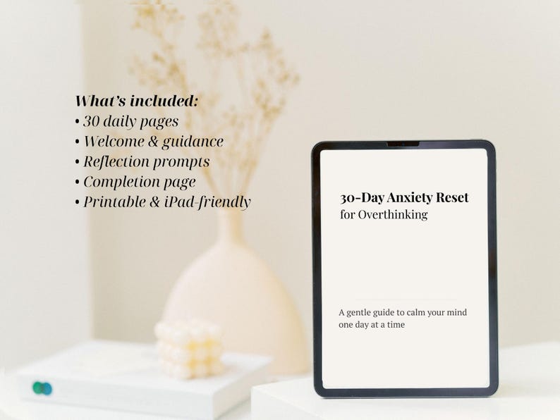 Puede incluir: Una tableta digital muestra el texto "30-Day Anxiety Reset for Overthinking" con el lema "A gentle guide to calm your mind one day at a time." La imagen tambi&eacute;n incluye una lista de caracter&iacute;sticas: 30 p&aacute;ginas diarias, bienvenida y orientaci&oacute;n, indicaciones de reflexi&oacute;n, una p&aacute;gina de finalizaci&oacute;n y es imprimible y compatible con iPad.