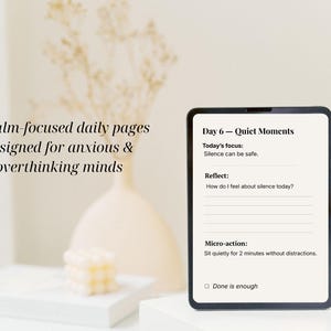 Puede incluir: Una tableta digital muestra una p&aacute;gina de diario diaria con el texto "D&iacute;a 6 - Momentos de tranquilidad". La p&aacute;gina incluye indicaciones para la reflexi&oacute;n y una microacci&oacute;n. La imagen tambi&eacute;n presenta el texto "30 p&aacute;ginas diarias centradas en la calma dise&ntilde;adas para mentes ansiosas y con exceso de pensamiento."