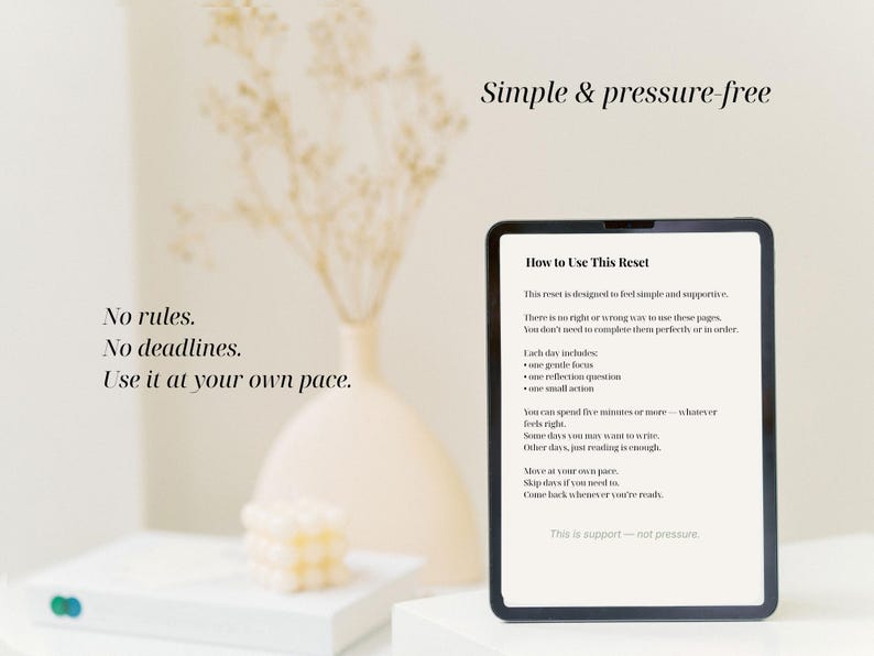 Puede incluir: Una tableta digital muestra el texto: "C&oacute;mo usar este reinicio". La imagen incluye texto: "Simple y sin presi&oacute;n", "Sin reglas. Sin plazos. &Uacute;selo a su propio ritmo". Tambi&eacute;n se ven un jarr&oacute;n blanco y una pila de libros.