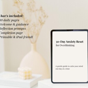 Puede incluir: Una tableta digital muestra el texto "30-Day Anxiety Reset for Overthinking" con el lema "Una gu&iacute;a suave para calmar tu mente d&iacute;a a d&iacute;a." La imagen tambi&eacute;n incluye una lista de elementos incluidos: 30 p&aacute;ginas diarias, bienvenida y orientaci&oacute;n, indicaciones de reflexi&oacute;n, p&aacute;gina de finalizaci&oacute;n e imprimible y compatible con iPad.