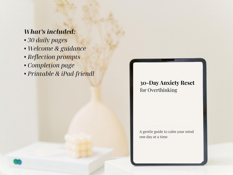 Puede incluir: Una tableta digital muestra el texto "30-Day Anxiety Reset for Overthinking" con el lema "Una gu&iacute;a suave para calmar tu mente d&iacute;a a d&iacute;a." La imagen tambi&eacute;n incluye una lista de elementos incluidos: 30 p&aacute;ginas diarias, bienvenida y orientaci&oacute;n, indicaciones de reflexi&oacute;n, p&aacute;gina de finalizaci&oacute;n e imprimible y compatible con iPad.