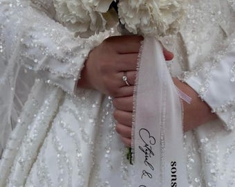 Personalisiertes Brautstraußband aus Chiffon – Hochzeitsband mit Namen & Datum
