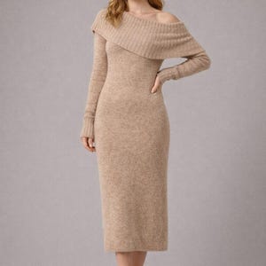 Könnte beinhalten: Ein beiges schulterfreies Midikleid. Das Kleid hat lange Ärmel und einen gefalteten Kragen, der über die Schultern fällt. Das Kleid ist figurbetont und reicht bis zur Mitte der Wade. Das Model trägt schwarze Schuhe.