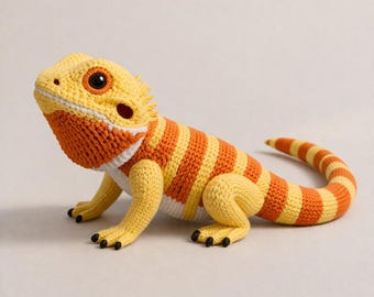 Schema per lavorare a maglia un drago barbuto in formato PDF, un peluche realistico di lucertola a strisce (download digitale)