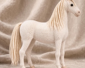 Elegantes stehendes weißes Pferd strickmuster PDF, anfängerfreundliches Plüschtier