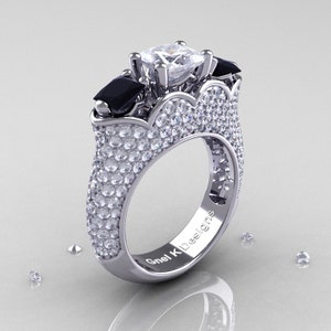 Anel solitário clássico em ouro branco 14K com três pedras, princesa, safira branca, diamante negro e azure R783P-14KWGDBDWS