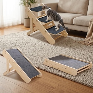 Op de afbeelding: Een houten dierenopstap met drie treden en een grijs tapijtoppervlak. Een kat gebruikt de treden. Er worden ook twee extra houten hellingen met grijze tapijtoppervlakken getoond.