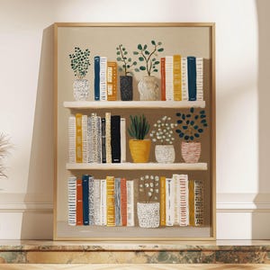 Puede incluir: Una impresión artística enmarcada que representa una estantería con libros y plantas en macetas. La obra de arte presenta tres estantes llenos de libros coloridos y varias plantas en macetas decorativas. La paleta de colores incluye beige, blanco, amarillo, azul y naranja.