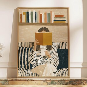 Impresión artística de pared de mujer leyendo con café, acogedora lectora de libros en un sofá a rayas, póster, arte moderno para sala de estar