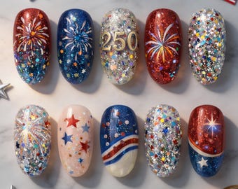 Pode incluir: Um conjunto de dez unhas artificiais com tema patriótico. Os designs incluem fogos de artifício, estrelas e glitter em vermelho, branco e azul. Uma unha apresenta o número "250" em dourado. As unhas são ovais e têm um acabamento brilhante.
