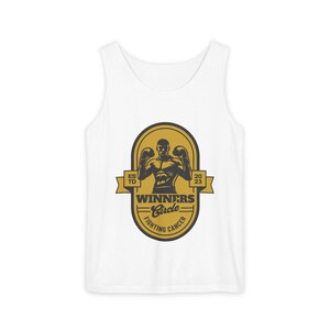 Peut inclure: Débardeur blanc avec un motif doré et noir. Le motif représente un boxeur, les mots "WINNERS Circle Fighting Cancer" et le texte "ESTD 2023". Le débardeur est un vêtement de sport décontracté.