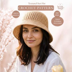 Peut inclure: Un chapeau de soleil en crochet beige avec un motif texturé. L'image contient le texte : Textured Sun Hat, CROCHET PATTERN, ADULT MEDIUM, PDF ONLY, VIDEO TUTORIAL INCLUDED, et le logo hook hugs. Le chapeau présente un bord large et incliné.