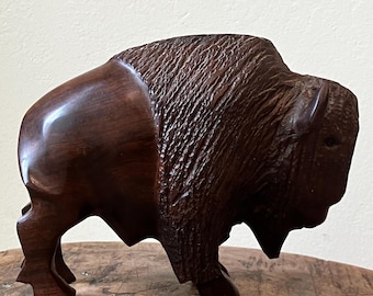 Scultura di bufalo in legno intagliato a mano, stile vintage, statuetta rustica di bisonte, decorazione western, 7 pollici (18 cm)