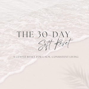 Może przedstawiać: Spokojny obraz z motywem plaży. Tekst brzmi "THE 30-DAY Soft Reset" i "A GENTLE RESET FOR CALM, CONSISTENT LIVING". Tło przedstawia delikatne fale i piaszczystą plażę, z subtelnym cieniem liścia palmy.