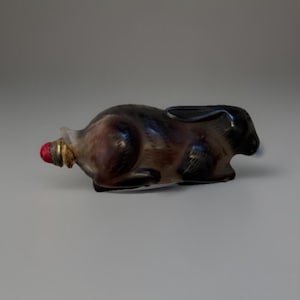 Chinesische Peking-Glas - Schnupftabakflasche – Liegende Tierform – Roter Stopfen