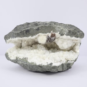 Okenit med gyrolit och kvartsgeodgrotta 5,8 kg 7" bred kristallmineral