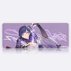 Puede incluir: Una alfombrilla de ratón rectangular púrpura con una ilustración de estilo anime de un personaje con cabello y ojos púrpuras. El personaje lleva un atuendo blanco y púrpura con detalles intrincados. El fondo tiene un diseño abstracto púrpura.