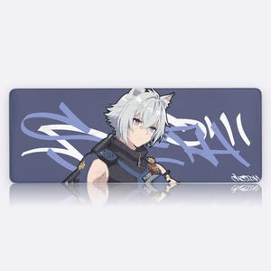 Peut inclure: Tapis de souris rectangulaire avec un personnage de style anime aux cheveux blancs et aux yeux violets. Le personnage est placé sur un fond bleu avec du texte blanc de style graffiti. Le tapis de souris a une surface réfléchissante.