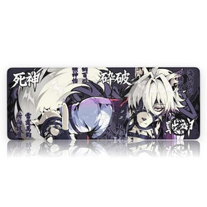 Puede incluir: Alfombrilla de ratón rectangular con una ilustración de estilo anime en tonos morados, blancos y negros. El diseño incluye caracteres japoneses y un retrato detallado del personaje. La alfombrilla tiene una superficie reflectante.