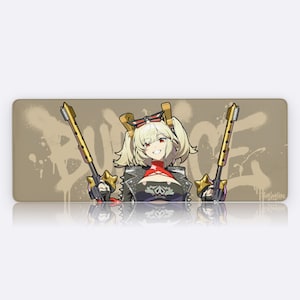 Puede incluir: Alfombrilla de ratón rectangular con una ilustración de estilo anime de un personaje que sostiene dos armas doradas. El personaje tiene coletas rubias, una bufanda roja y una chaqueta negra. El fondo es marrón con graffiti.