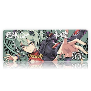 Puede incluir: Alfombrilla de ratón rectangular con un personaje de anime estilizado con cabello verde y ojos amarillos. El personaje lleva un atuendo rojo y negro. Texto japonés visible en la alfombrilla, junto con la palabra "KING".