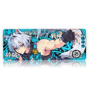 Peut inclure: Un tapis de souris rectangulaire avec une illustration de style anime d'un personnage aux cheveux blancs et aux oreilles de loup. Le personnage est placé sur un fond à motifs bleu sarcelle et noir. Du texte japonais est visible.