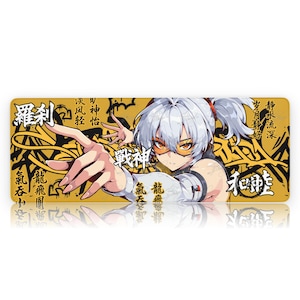 Puede incluir: Alfombrilla de ratón rectangular con un personaje de estilo anime con pelo blanco y gafas naranjas. El fondo es dorado con texto negro estilo grafiti. El personaje extiende la mano. Texto japonés visible.