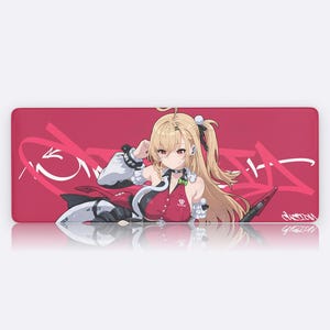Pode incluir: Tapete de rato retangular com uma ilustração em estilo anime de uma personagem feminina com cabelo loiro e roupa vermelha. O fundo é vermelho vibrante com texto branco em estilo grafite. A personagem está numa pose dinâmica.