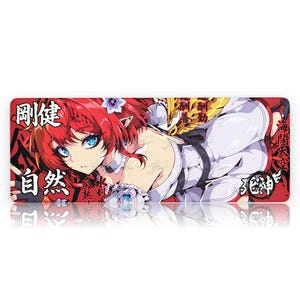 Könnte beinhalten: Rechteckiges Mousepad mit einer Anime-Illustration eines Charakters mit roten Haaren und blauen Augen. Der Charakter trägt ein weißes Outfit. Japanischer Text ist sichtbar.