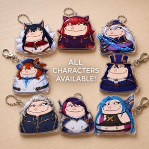 Puede incluir: Ocho llaveros de acrílico con personajes estilizados de forma redonda y expresiones de suficiencia. Cada dije incluye una cadena o broche de metal. El texto "ALL CHARACTERS AVAILABLE!" está impreso en el centro de estos accesorios coloridos.