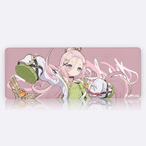 Puede incluir: Una alfombrilla de ratón rectangular rosa con una ilustración de estilo anime de un personaje femenino con cabello rosado, vistiendo un atuendo verde y blanco. El diseño incluye elementos decorativos y texto.