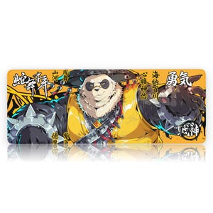 Puede incluir: Alfombrilla de ratón rectangular con un personaje de panda con un atuendo amarillo con detalles en negro. El panda tiene una expresión severa y está rodeado de texto y elementos gráficos japoneses. El fondo es un degradado de amarillo y naranja.
