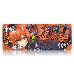 Puede incluir: Alfombrilla de ratón rectangular naranja con una ilustración detallada de estilo anime de un personaje femenino con cabello rojo y ojos verdes. El diseño incluye texto japonés y una figura robótica. La alfombrilla está diseñada para uso informático.