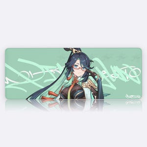 Puede incluir: Alfombrilla de ratón rectangular con un personaje de anime de pelo azul, gafas y un atuendo detallado. El fondo es verde claro con diseños blancos de estilo graffiti. El personaje está centrado.